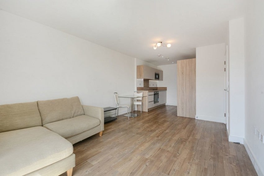 Flat Yeoman Street in Greater London