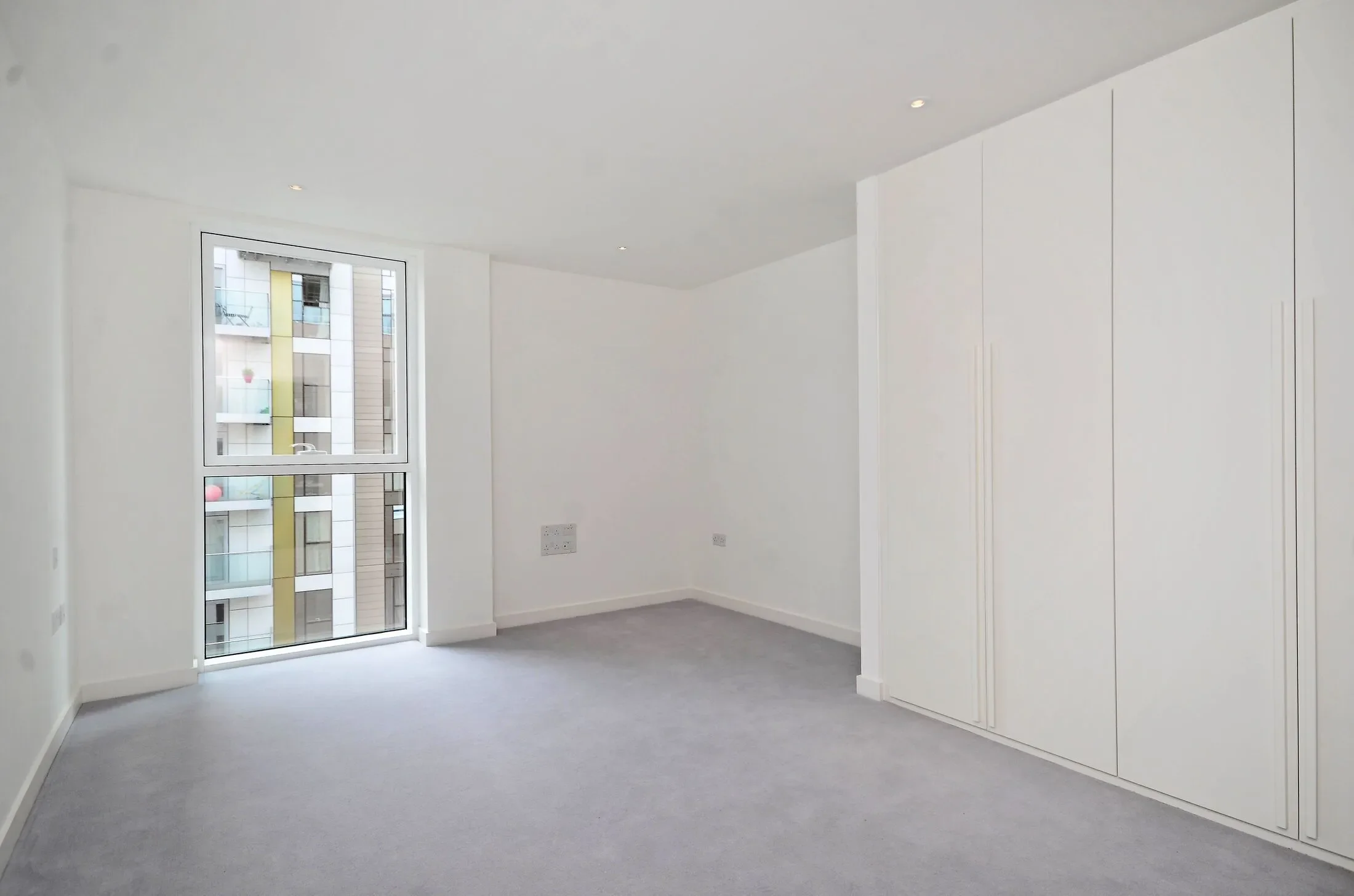 Flat Kayani Avenue in Greater London