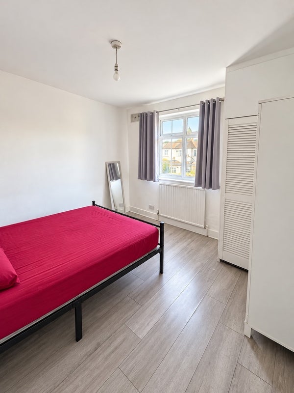 Room Leader Avenue in Greater London
