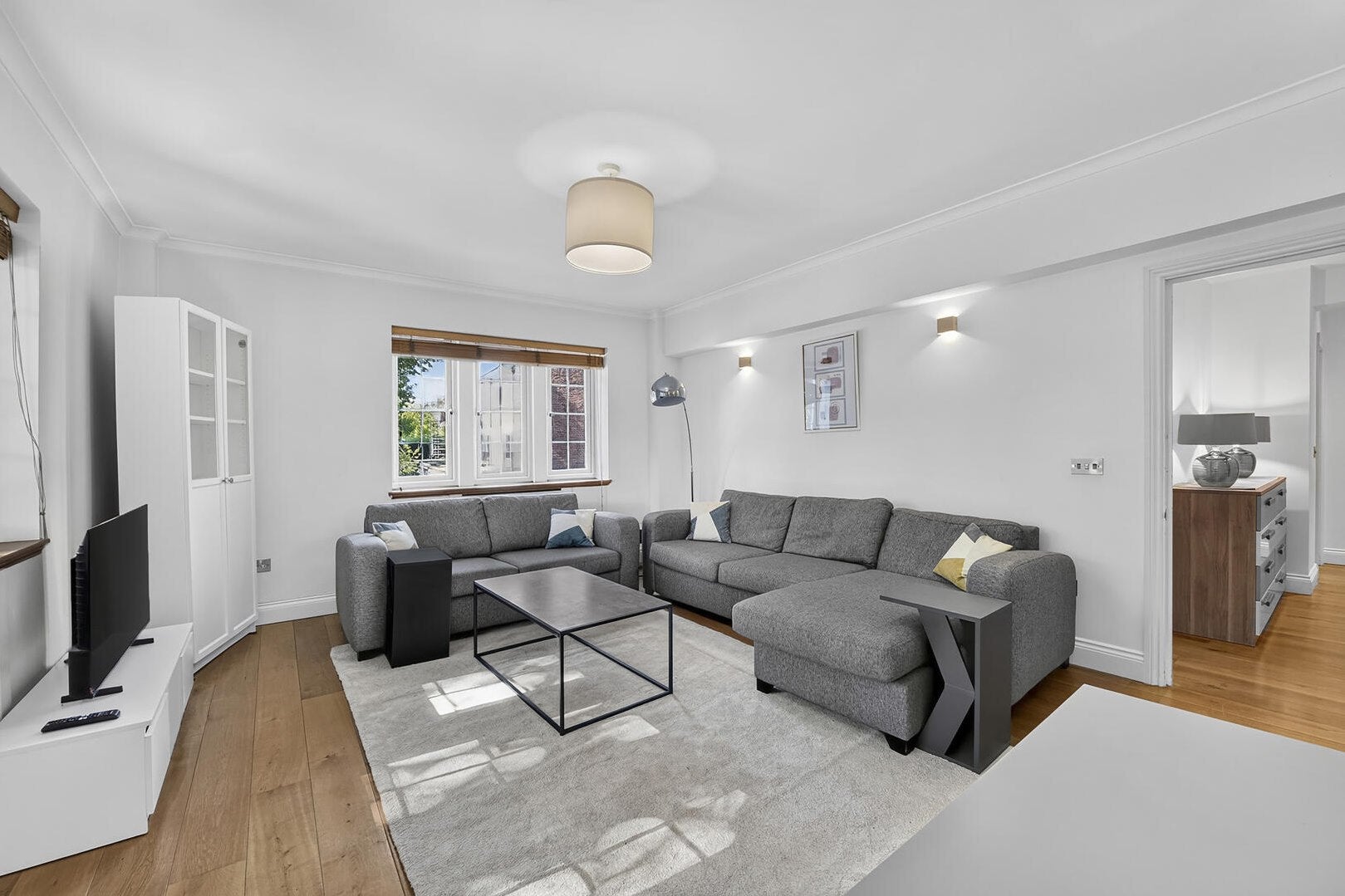 Flat Kensington High Street in Greater London