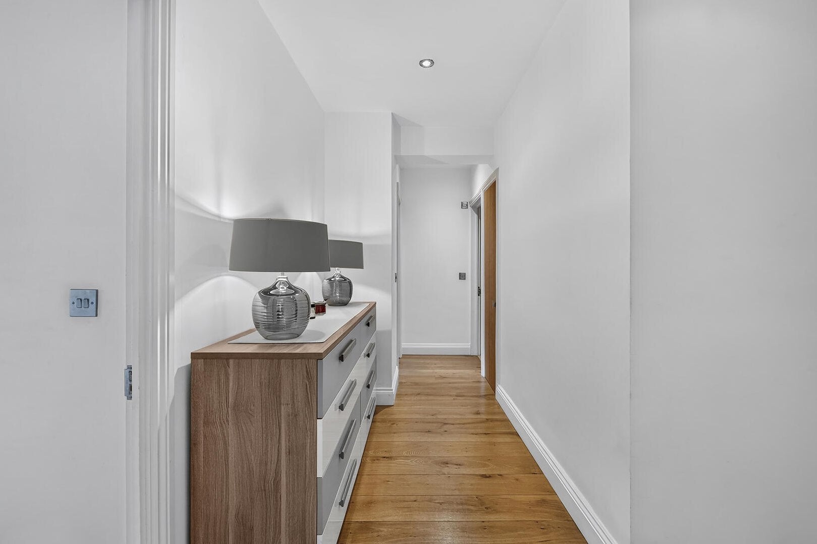 Flat Kensington High Street in Greater London