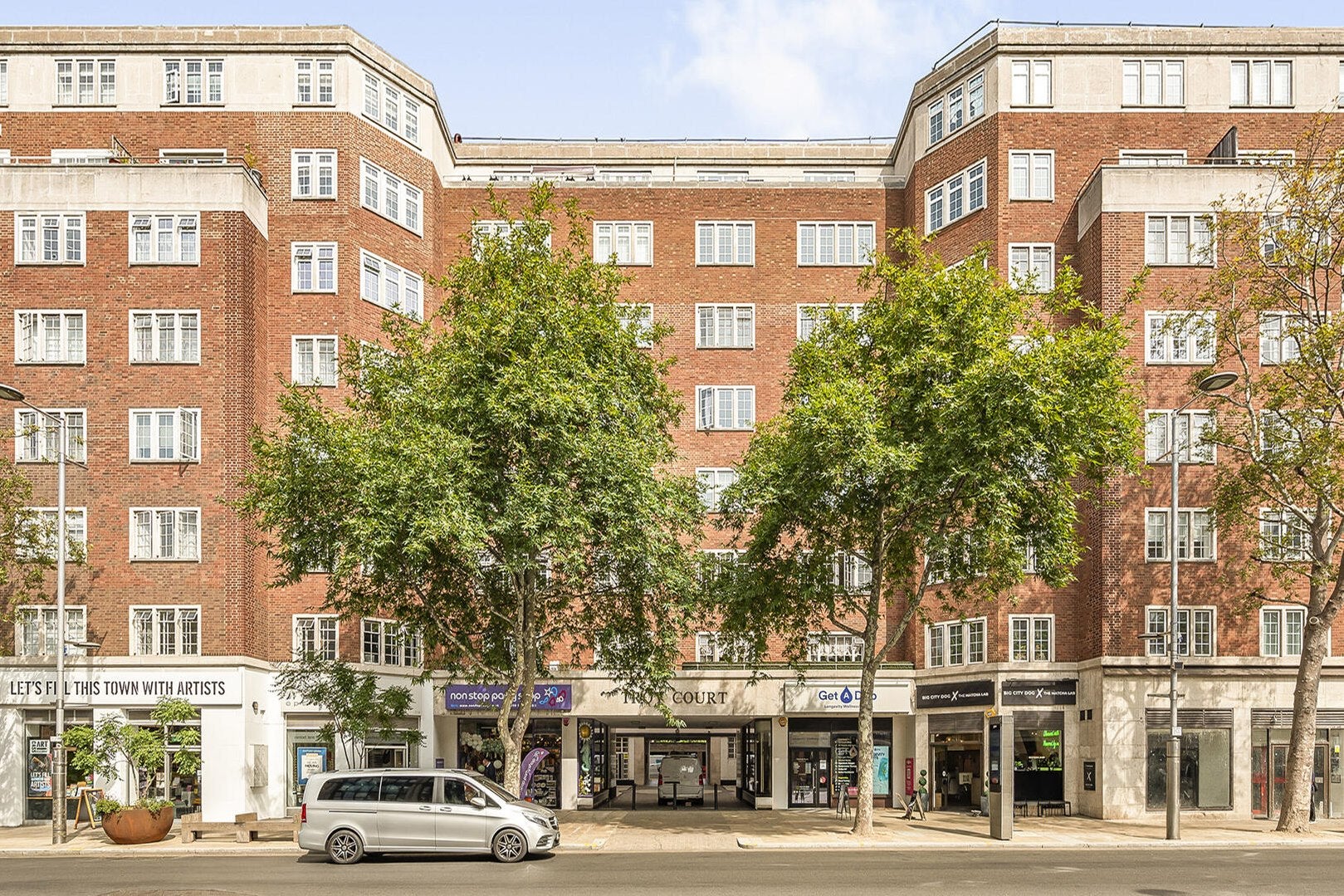 Flat Kensington High Street in Greater London