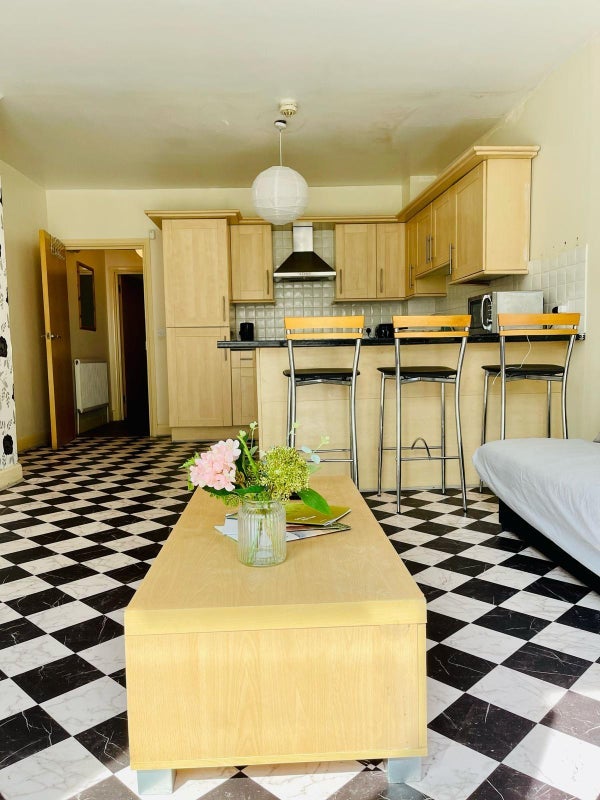 Room East Road in Greater London