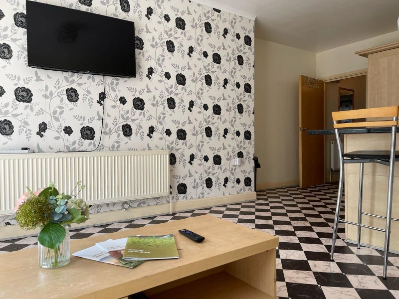 Room East Road in Greater London