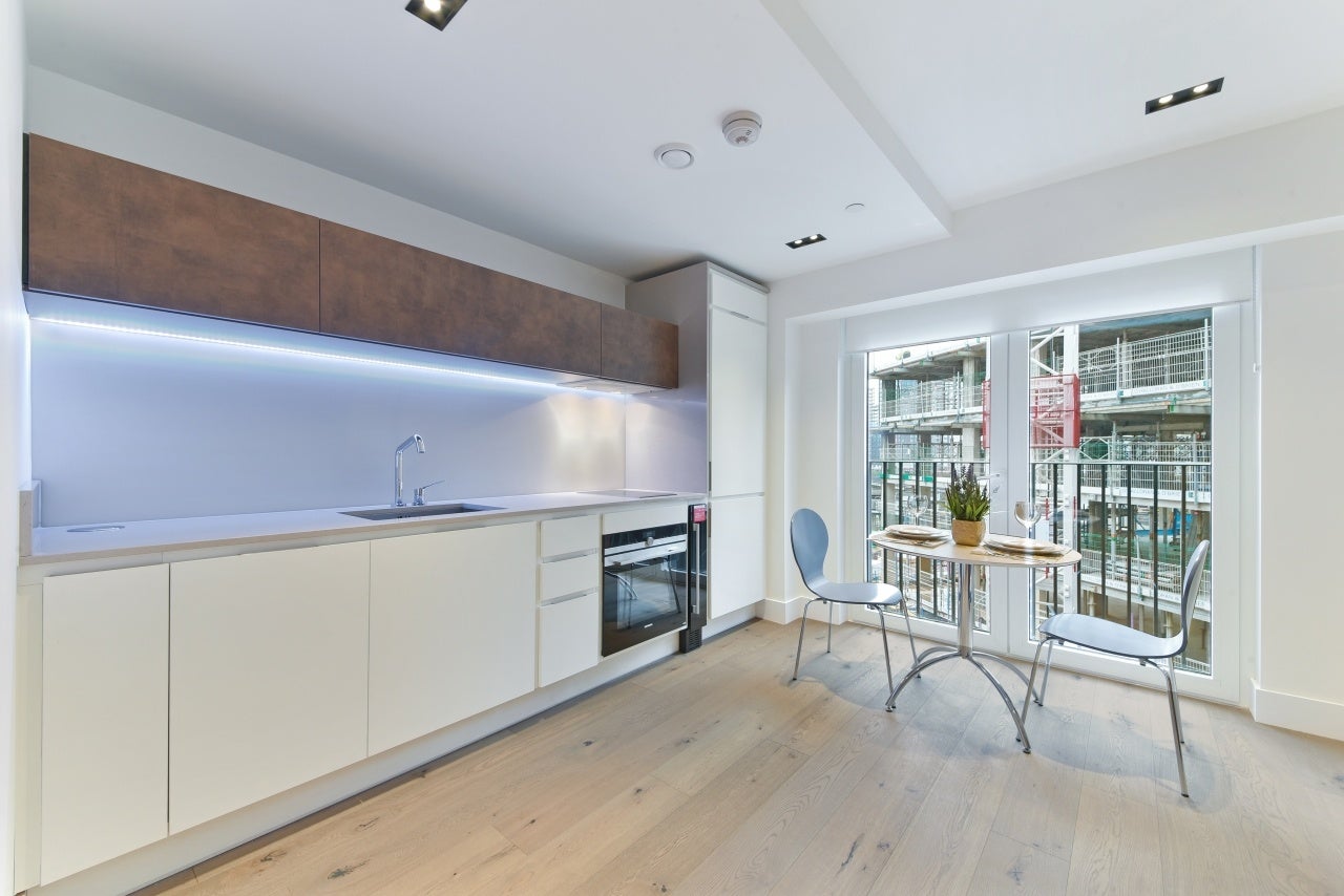 Flat Miles Street in Greater London
