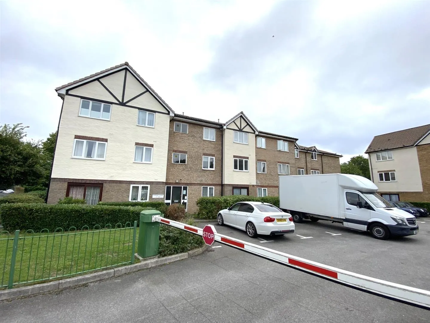 Flat Eagle Drive in Greater London