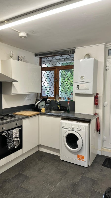Room Baroness Road in Greater London