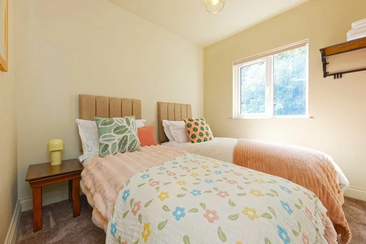 Flat Upper Close in Wealden