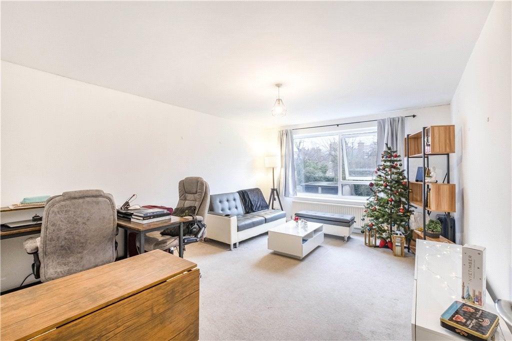 Flat Upper Richmond Road in Greater London