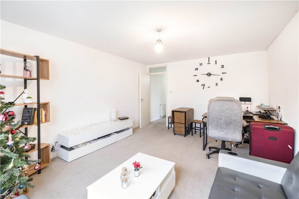 Flat Upper Richmond Road in Greater London