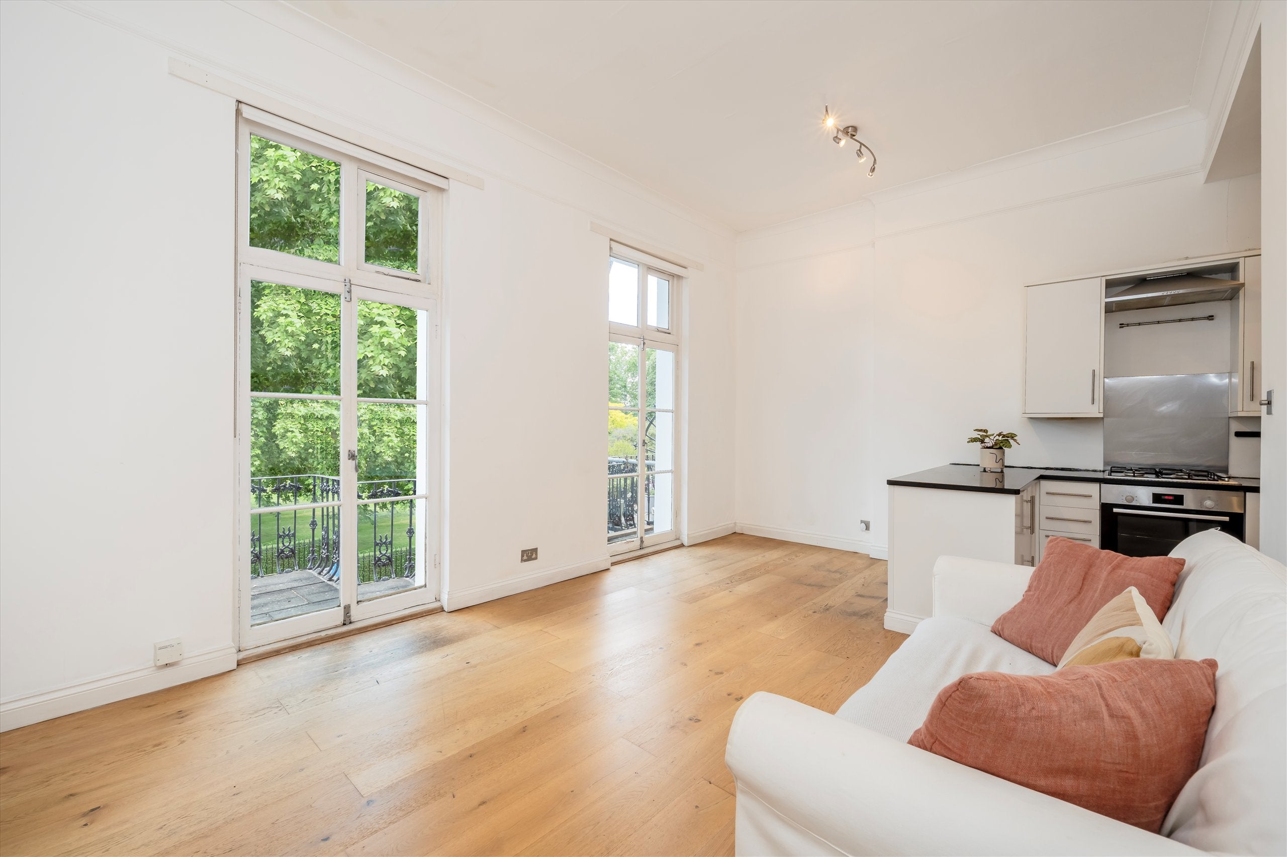 Flat Royal Crescent in Greater London