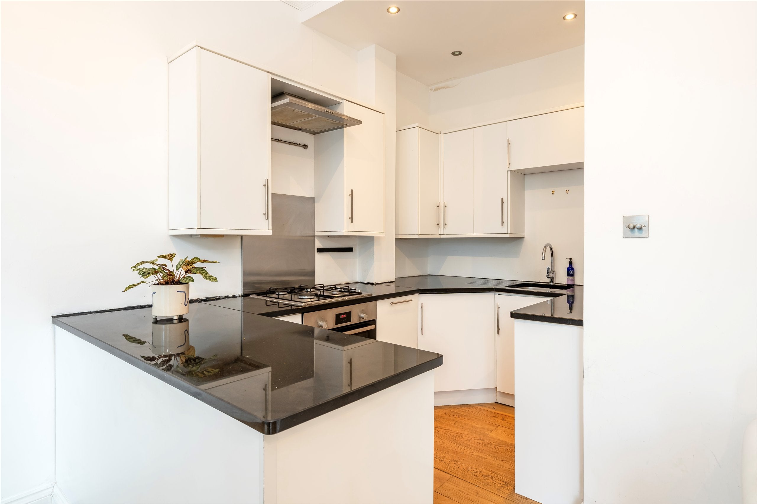 Flat Royal Crescent in Greater London