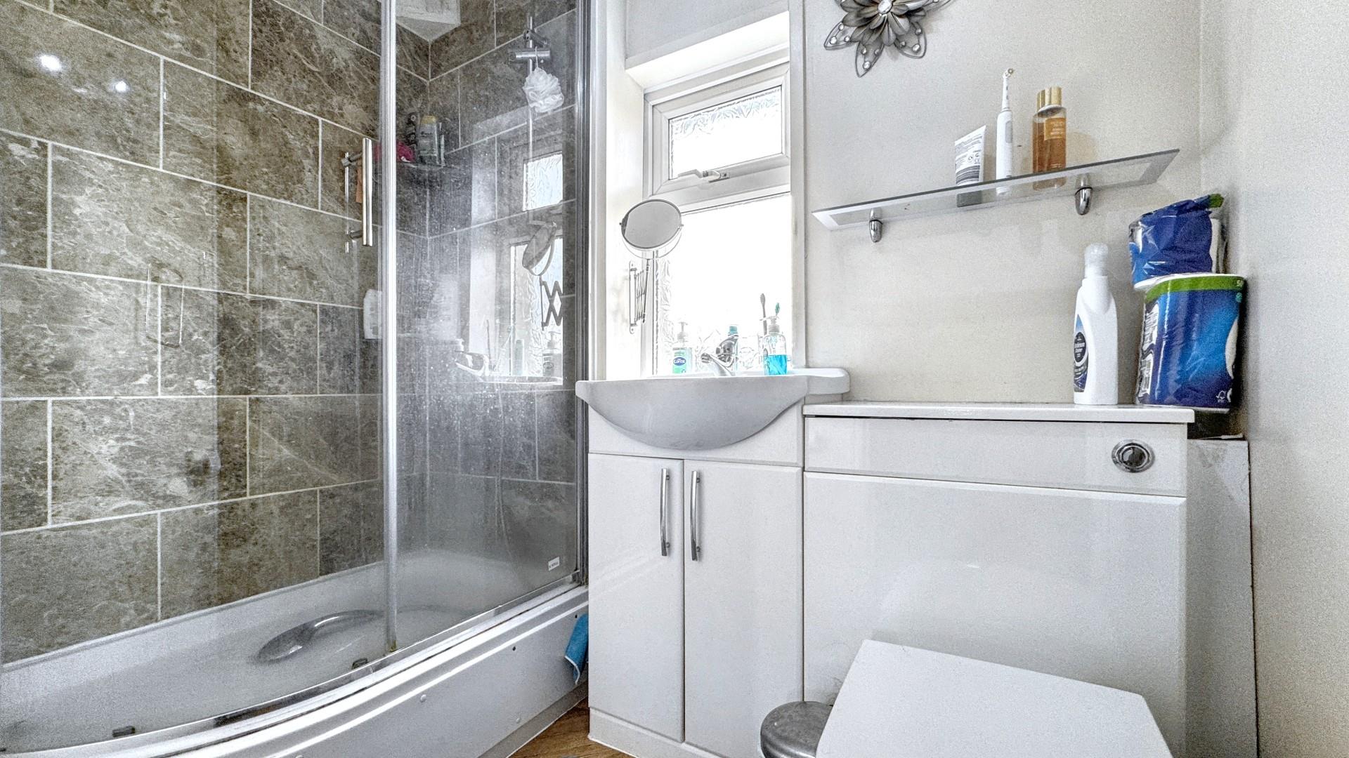 Room Camberley Road in Bristol