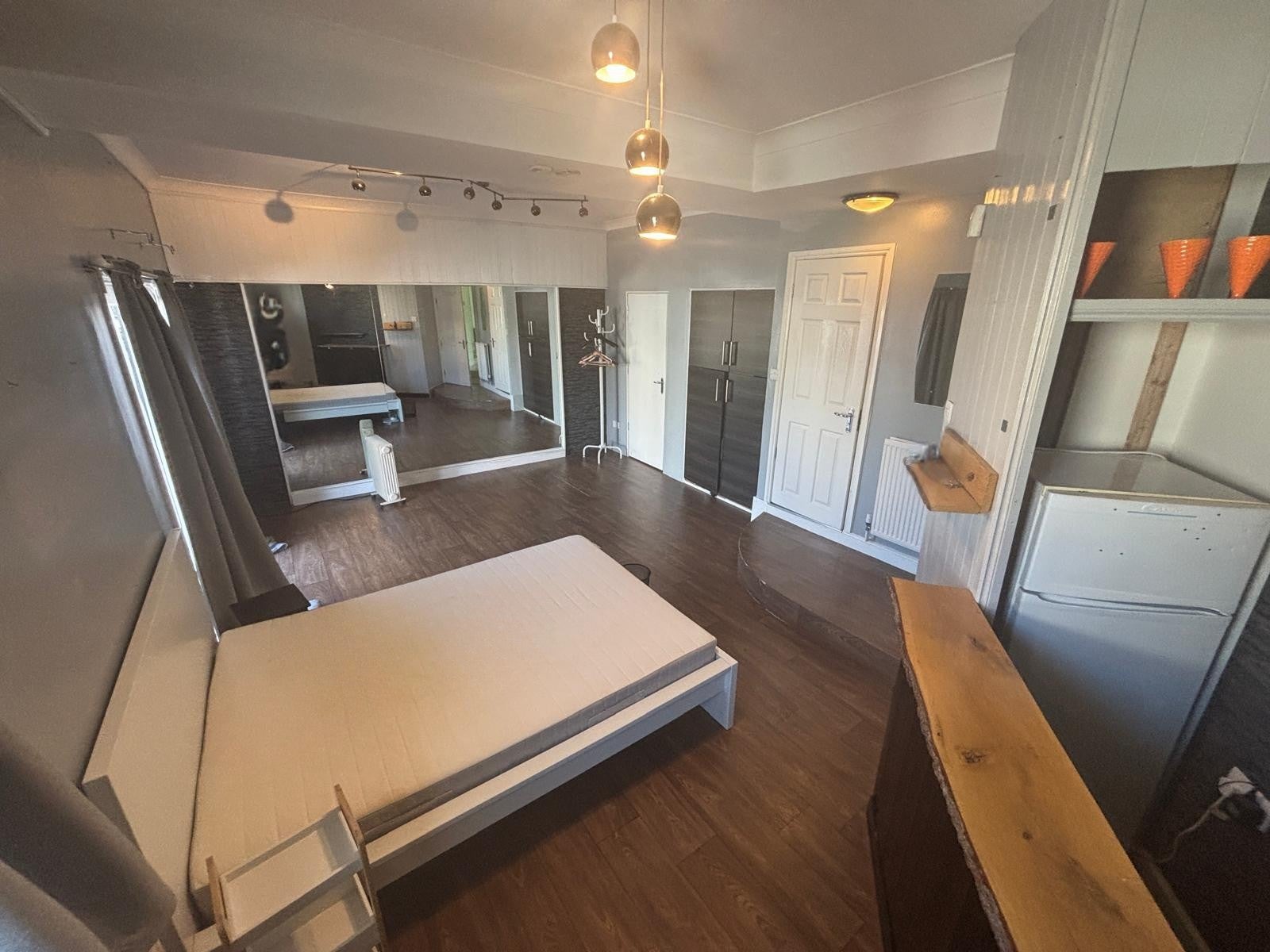 Room Camberley Road in Bristol