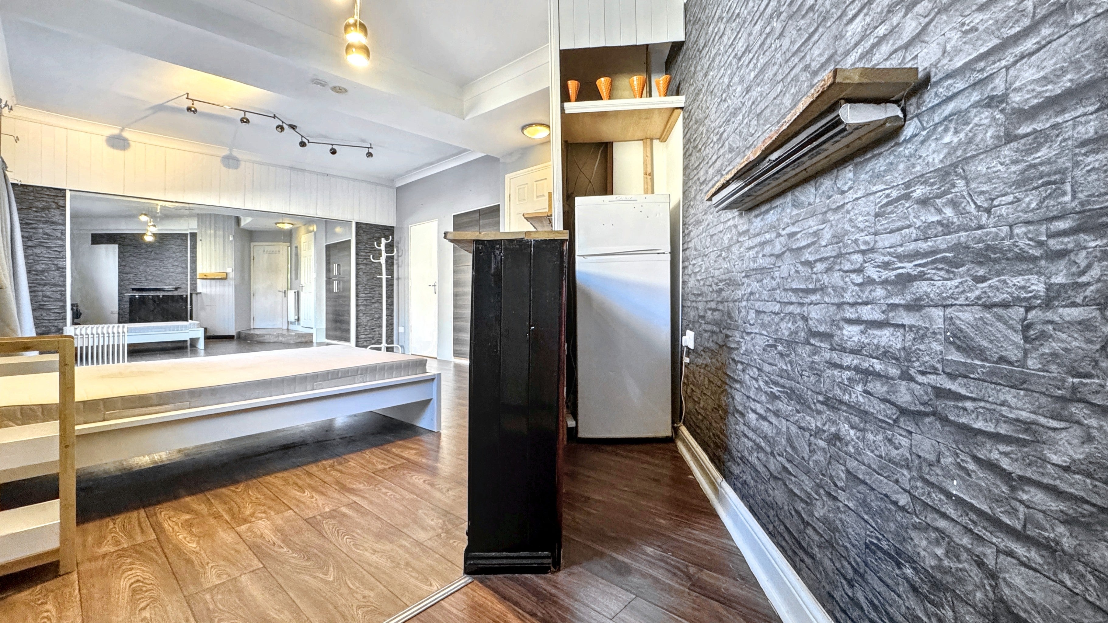 Room Camberley Road in Bristol