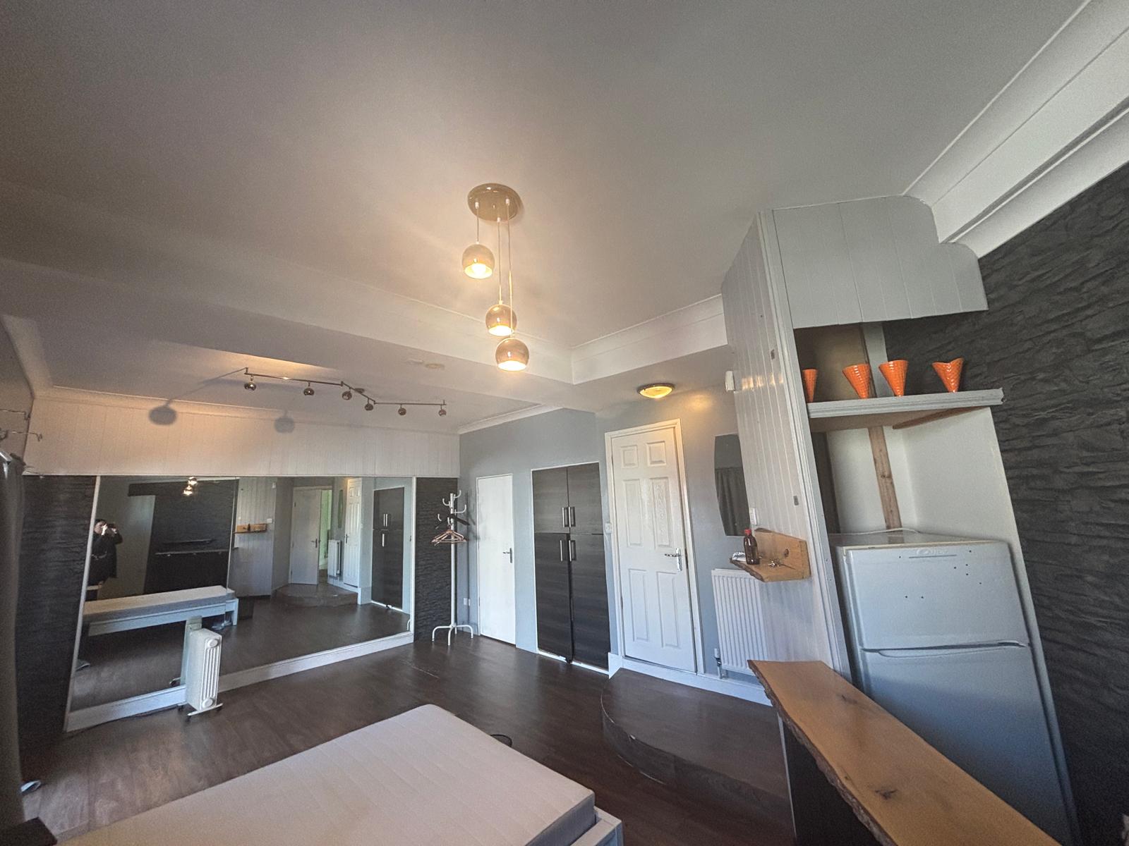 Room Camberley Road in Bristol