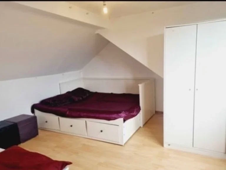 Room Chase Cross Road in Greater London