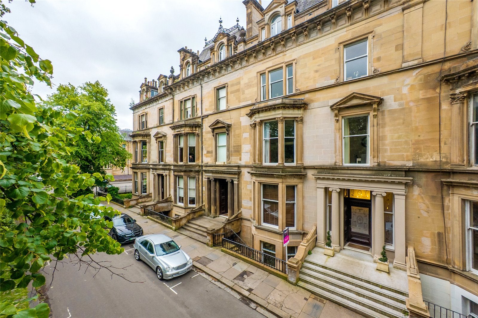 Flat Devonshire Terrace in Glasgow