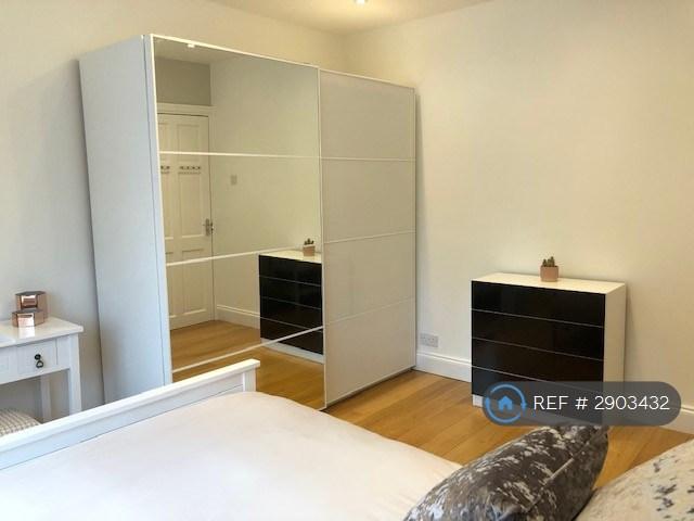 Room Springvale Avenue in Greater London