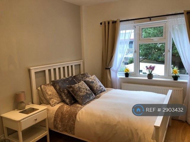 Room Springvale Avenue in Greater London