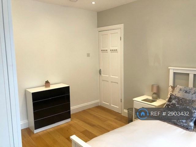 Room Springvale Avenue in Greater London