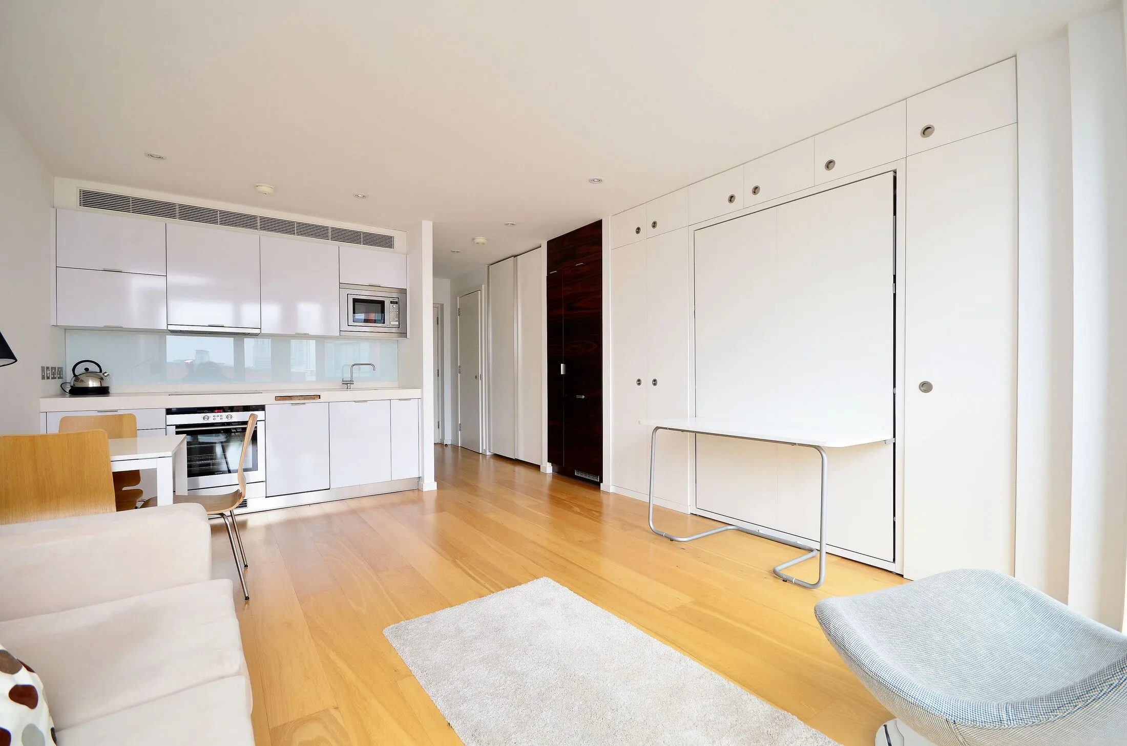 Flat Fairmont Avenue in Greater London