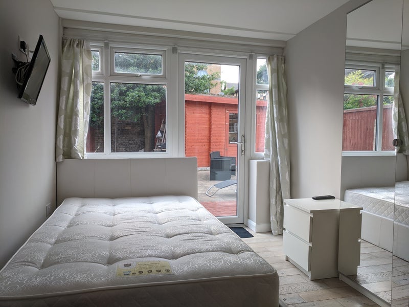 Room Chapel House Street in Greater London