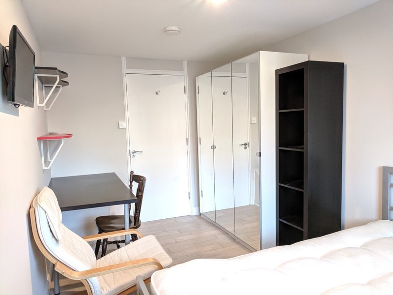 Room Chapel House Street in Greater London