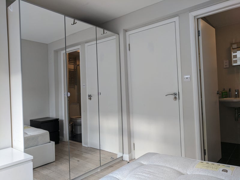 Room Chapel House Street in Greater London
