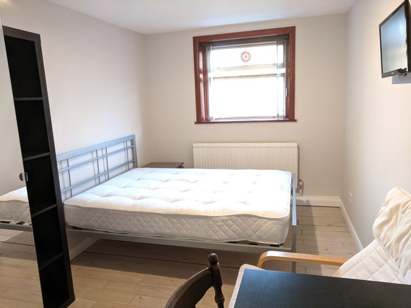 Room Chapel House Street in Greater London