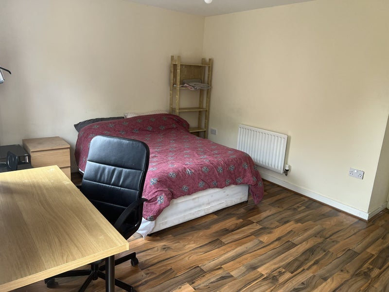 Room Surrey Drive in Coventry