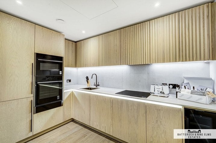 Flat Ponton Road in Greater London