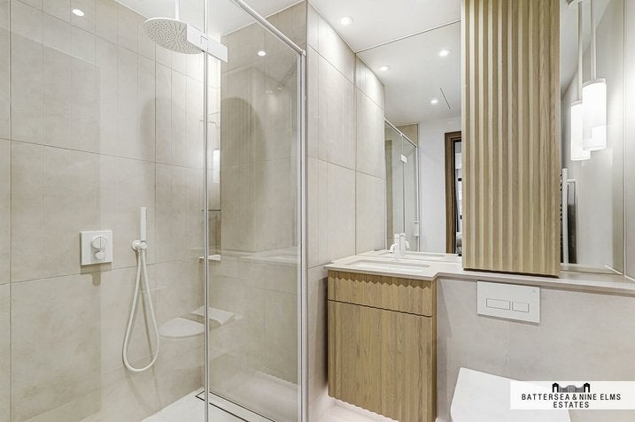 Flat Ponton Road in Greater London