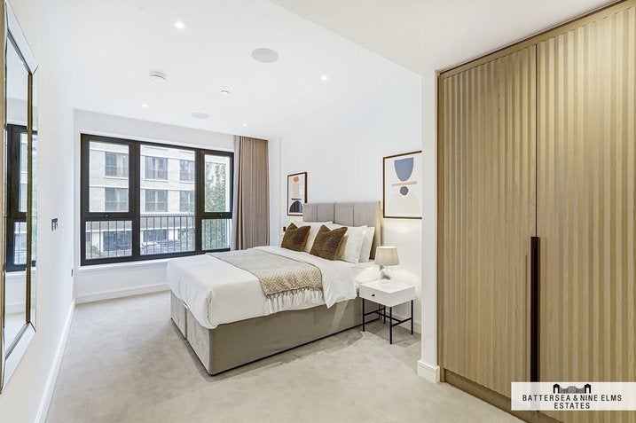 Flat Ponton Road in Greater London