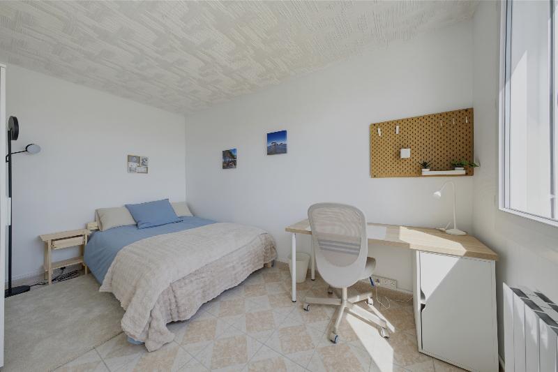 Room Rue des Treilles in Libourne