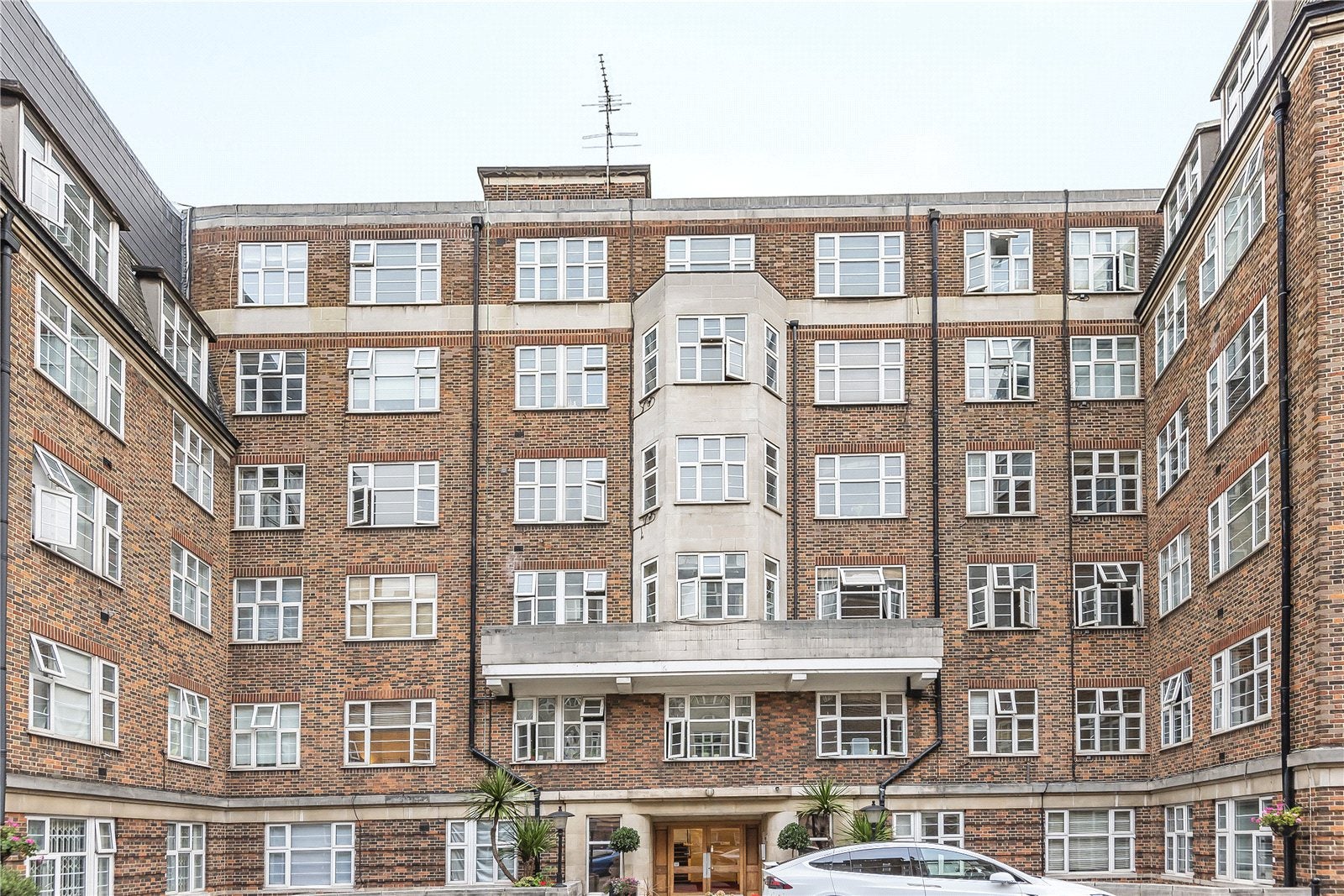 Flat College Crescent in London