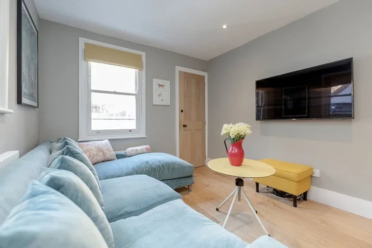 House Vauxhall Grove in Greater London