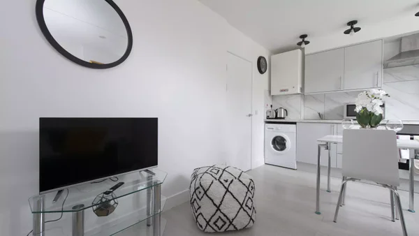Flat Halefield Road in London
