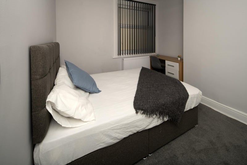 Room Fishponds Road in Bristol