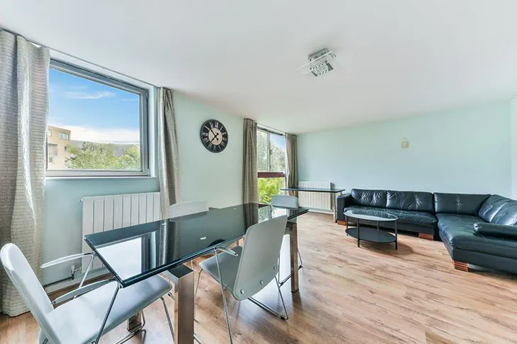 Flat Asher Way in Greater London