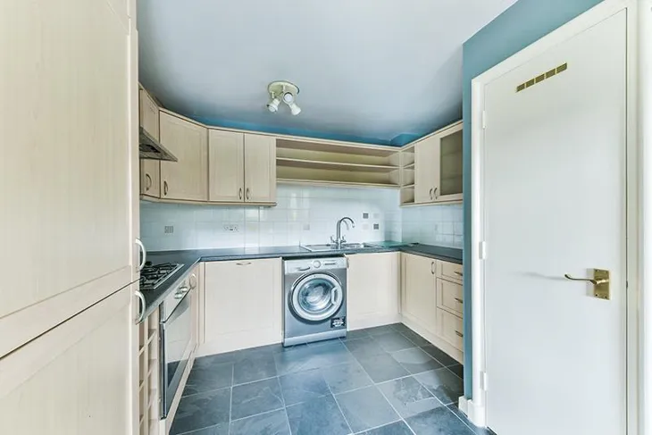 Flat Asher Way in Greater London