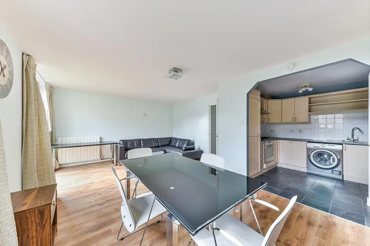 Flat Asher Way in Greater London