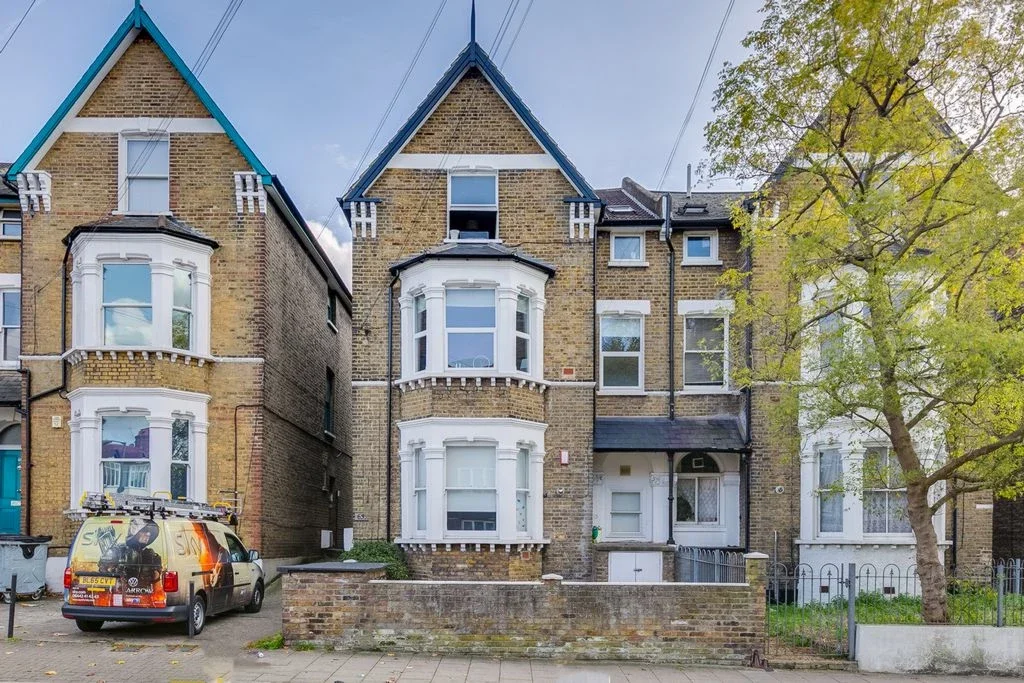 Flat Allfarthing Lane in Greater London