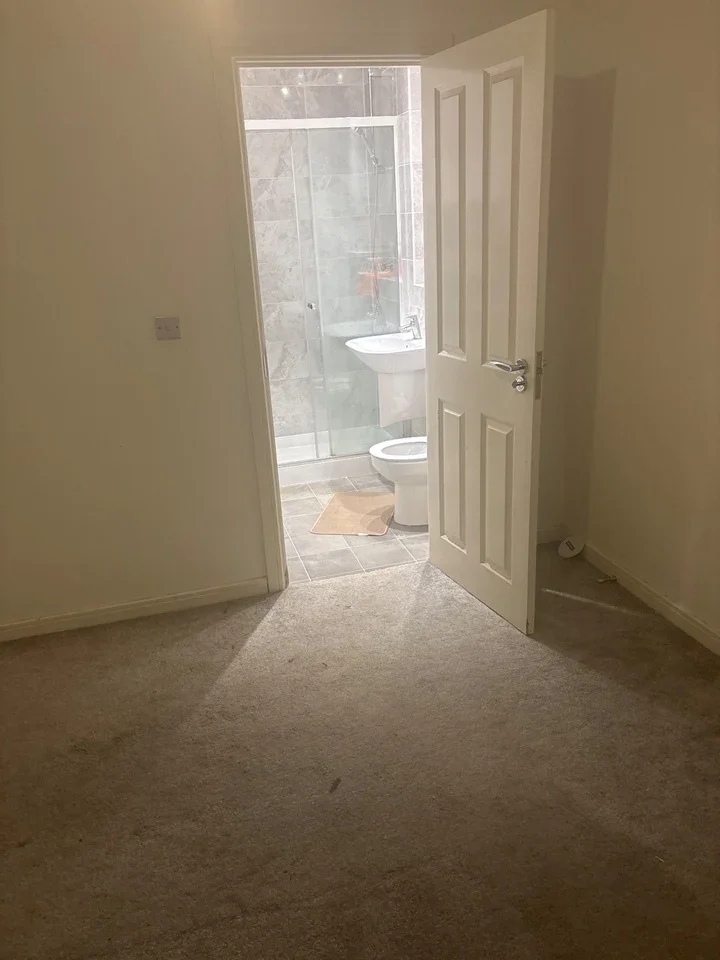Room Dovestone Close in Thurrock