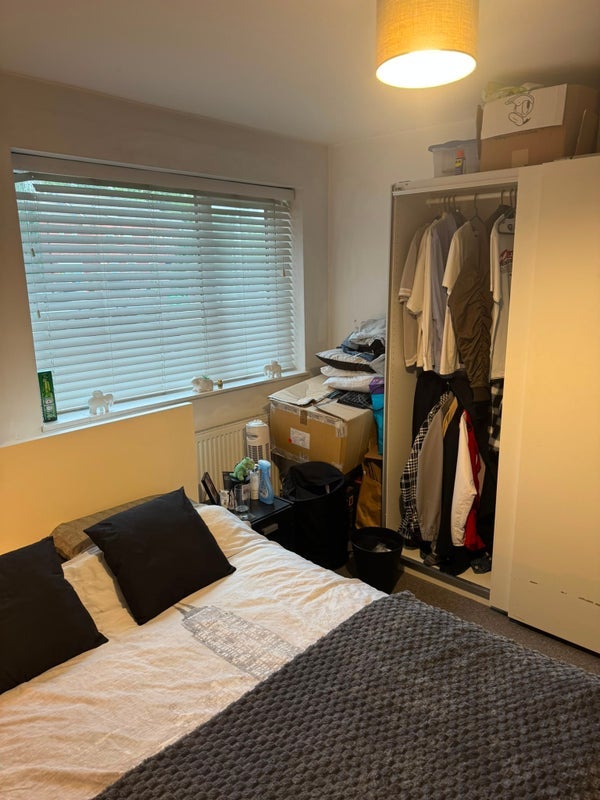 Room Henwood Road in Manchester