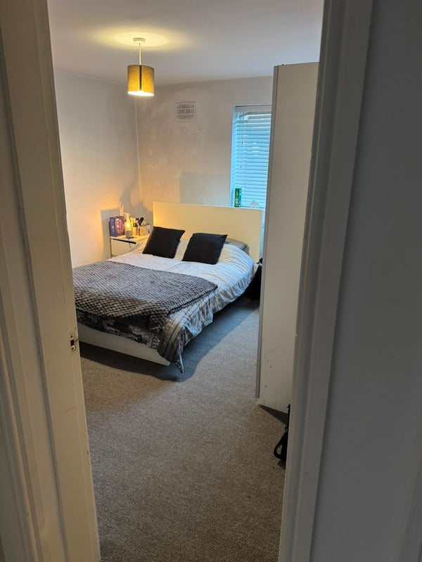 Room Henwood Road in Manchester