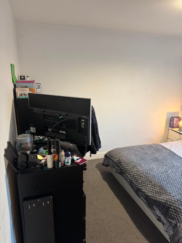 Room Henwood Road in Manchester