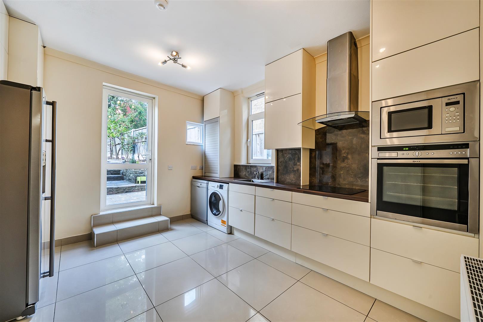 Flat Wallbutton Road in Greater London