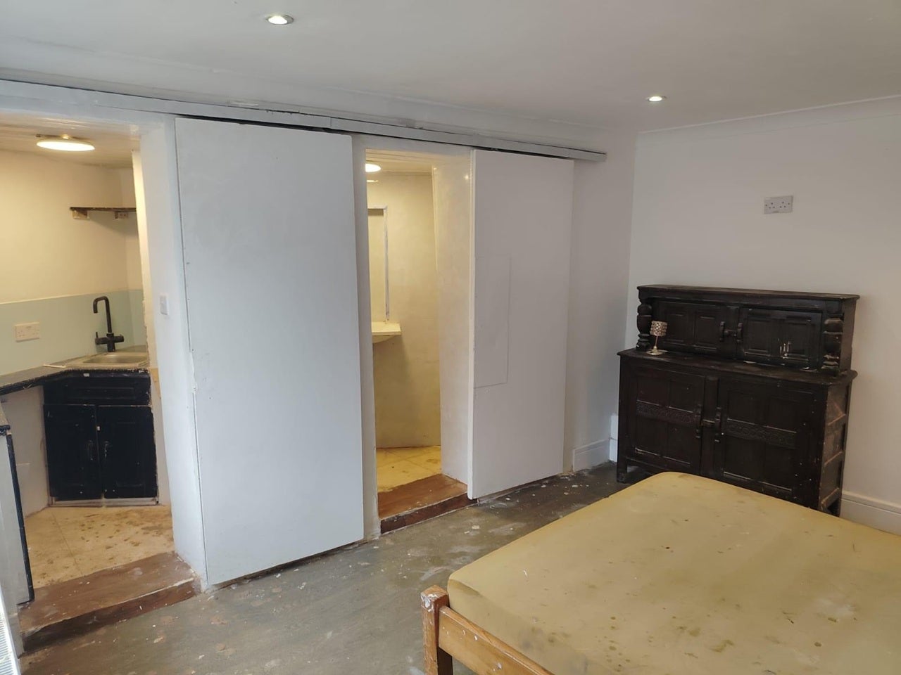 Room Eton Avenue in Greater London