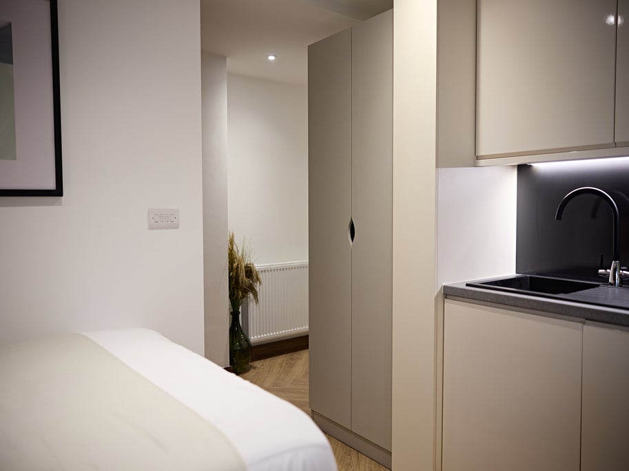 Room Wade Lane in Leeds